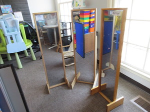 lot 826 image: KIDDIE FLOOR MIRRORS
