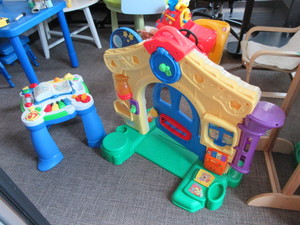lot 829 image: FISHER PRICE AND LEAP FROG ACTIVITY STATIONS