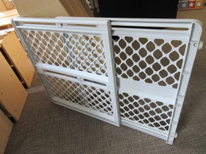 lot 840 image: FIRST YEARS CHILD GATE