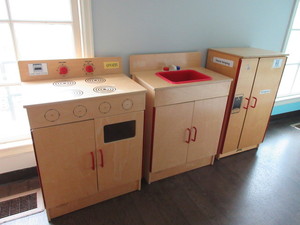 lot 848 image: KIDDIE KITCHEN SET
