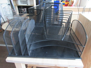 lot 850 image: MESH DESK TOP OFFICE ACESSORIES