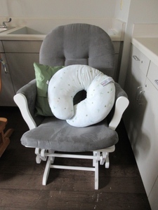 lot 857 image: WHITE FRAME GLIDE ROCKER WITH BOPPY AND THROW PILLOWS