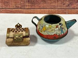 lot 3 image: Vintage Teapot & Chest