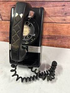 lot 10 image: Vintage Rotary Dial Telephone