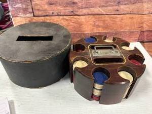 lot 21 image: Vintage Poker Chip Set