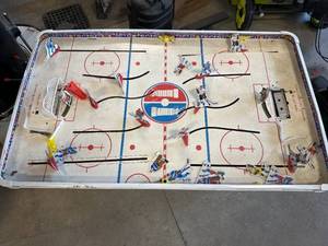 lot 33 image: Vintage Bobby Hull Official Hockey Game & Box
