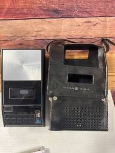 lot 44 image: Vintage General Electric M8455A Cassette Recorder with Leather Case