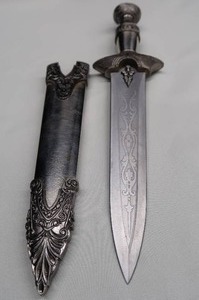 lot 4 image: HEAVY ORNATE SILVER COLORED DAMASCUS DAGGER