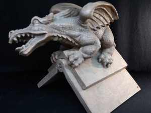 lot 15 image: SCULPUTRAL ROOF CRESTING DRAGON.
