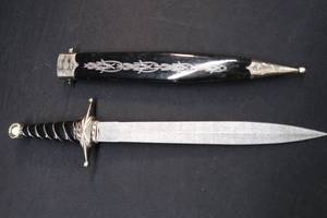 lot 28 image: DAMASCUS DAGGER