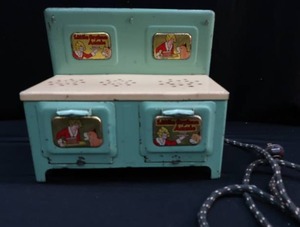 lot 31 image: VINTAGE TIN LITTLE ORPAHN ANNE AND SANDY ELECTRIC OVEN