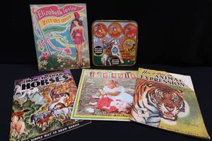 lot 114 image: VINTAGE METAL TARGET PAPER DOLLS AND DRAWING BOOKS