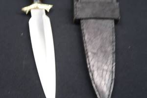 lot 132 image: DOUBLE EDGED DAGGER WITH LEATHER SHEATH