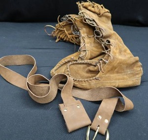 lot 135 image: LEATHER BOOTS  BELT