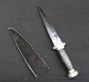 lot 137 image: SMALL DAGGER