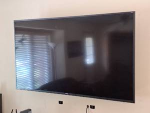 lot 34 image: Samsung 60 TV with Wall Mount