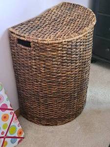 lot 43 image: Wicker Clothes Hamper