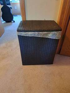 lot 46 image: Wicker Clothes Hamper