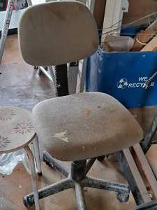 lot 132 image: Rolling Office Chair