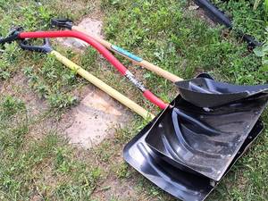 lot 138 image: Lot of (3) Snow Shovels
