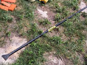 lot 139 image: 10-lb 70 Pry Bar