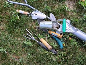 lot 149 image: Lot of (10) Gardening Tools - Bulb Planters, Hand Shovels, Claws, Misc. Tools