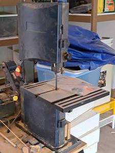 lot 2 image: Powertec 12-HP 9 Band Saw