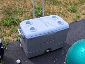 lot 157 image: Rubbermaid Rolling Chest Cooler