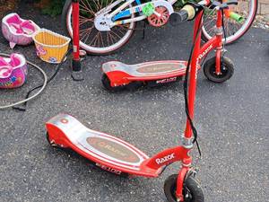 lot 164 image: Lot of (2) Razor Electric Scooter E100
