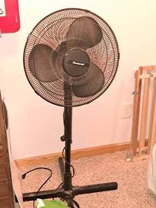 lot 252 image: Duracraft Oscillating Pedestal Fan