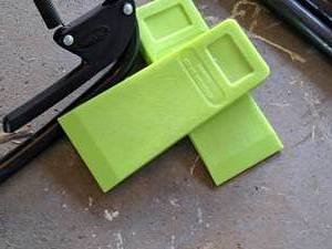 lot 176 image: Lot of (2) Splitting Wedges