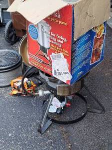 lot 182 image: Turkey Fryer Kit - Base and Kettle