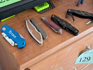 lot 235 image: Lot of (6) Assorted Knives
