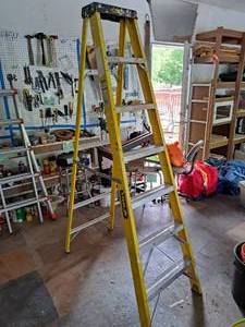 lot 123 image: Stanley Medium 225-lbs 7 Fiberglass Step Ladder