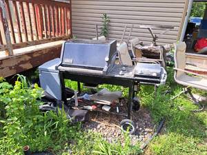 lot 18 image: Weber Propane BBQ Grill with Grill Cover