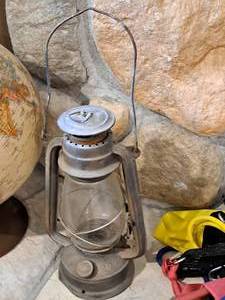 lot 340 image: Vintage 12 Lantern