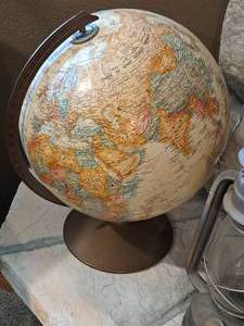 lot 339 image: 12 Table Globe