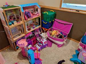 lot 346 image: Girls Toys - Barbie Playhouse and Accessories