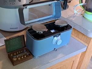 lot 365 image: Vintage The Torsion Balance Co 120-gm Scale and Calibration Set DRX2