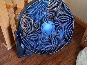 lot 371 image: Honeywell 18 Floor Fan