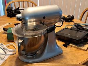 lot 384 image: Kitchen Aid 325W Mixer with Accessories
