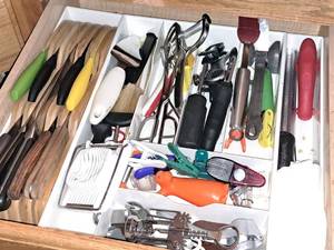 lot 404 image: Kitchenwares - Knives in wood Knife Block, Utensils