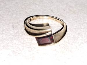 lot 408 image: Womens 10K gold Gemstone Ring