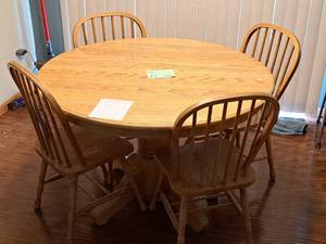lot 22 image: Wood Dining Table Set - Table and (4) Chairs