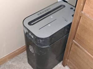lot 414 image: Royal 6-sheet Crosscut Paper Shredder