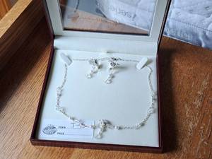 lot 418 image: Womens Earring and Necklace Set