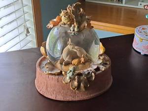 lot 423 image: The Disney Store Little April Shower theme Musical Globe