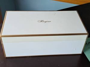 lot 426 image: Bonjour Jewelry Box with Jewelry