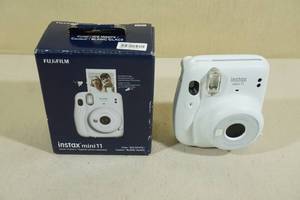 lot 5 image: Fujifilm Instax Mini 11 Instant Camera White