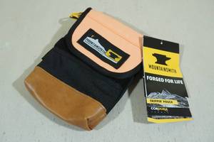 lot 26 image: Mountainsmith Trippin Pouch -Salmon